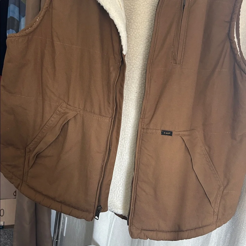 Lee Men's Brown Sherpa-Lined Vest with Cream Lining - Picture 4 of 10